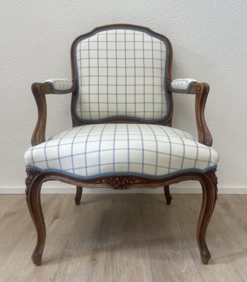 Vintage Polstersessel mit hellblauem Gittermuster und Holzornamenten