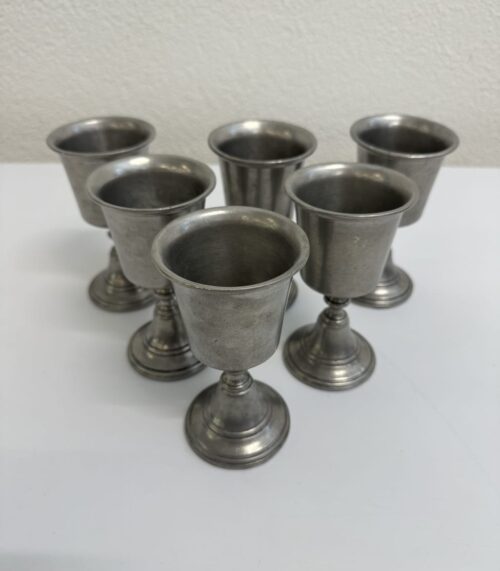 Vintage Metallbecher Set mit konischer Form