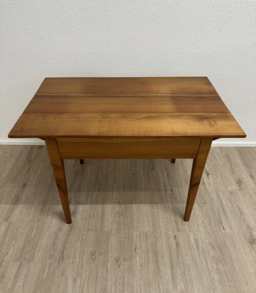 Esstisch im Landhausstil aus massiver Kiefer mit Schublade