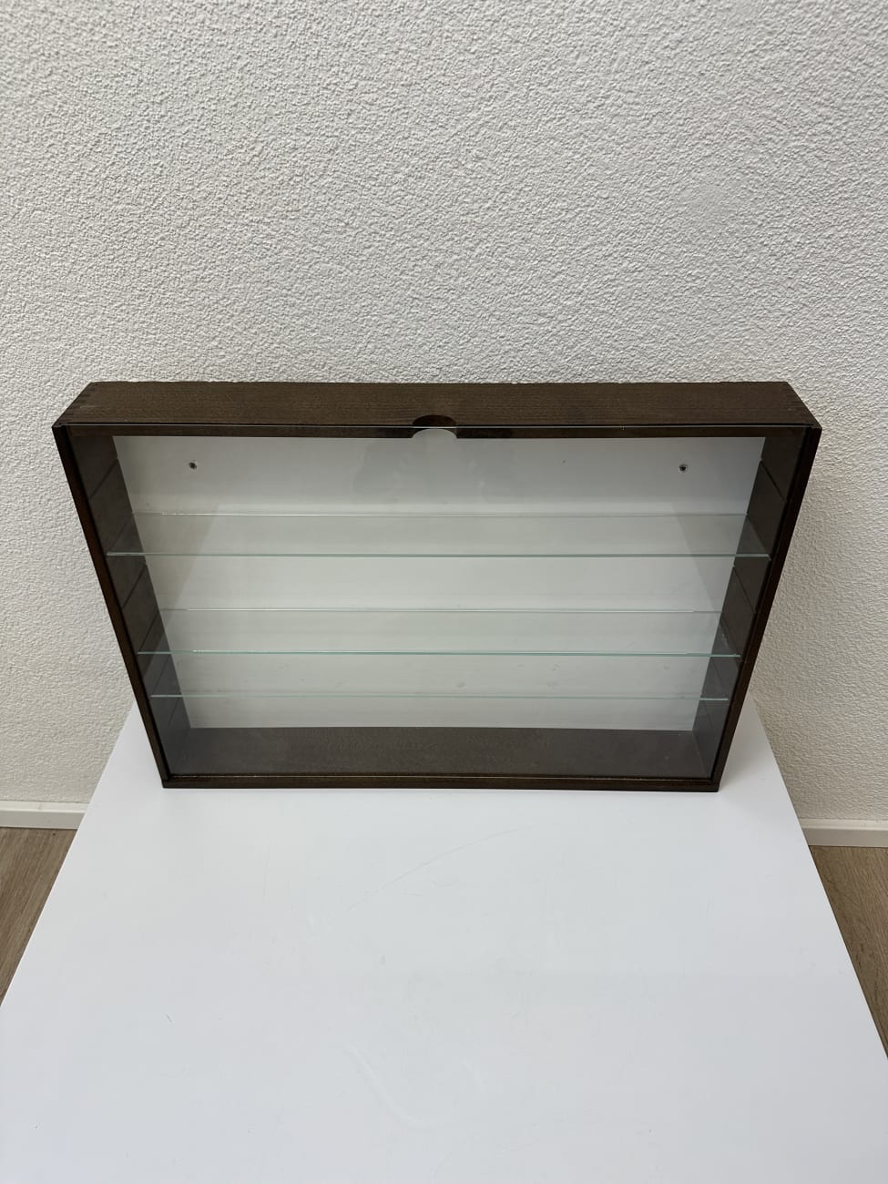 Sammlervitrine aus Holz mit Glasschiebetüren