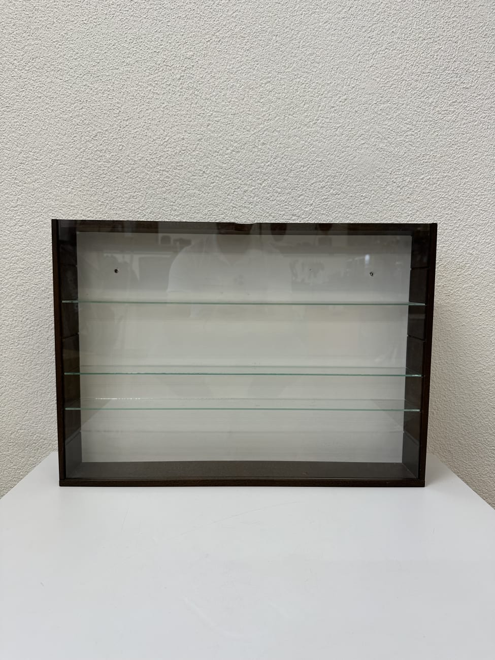 Sammlervitrine aus Holz mit Glasschiebetüren – Bild 2