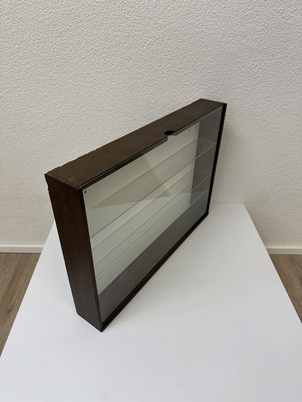 Sammlervitrine aus Holz mit Glasschiebetüren – Bild 3