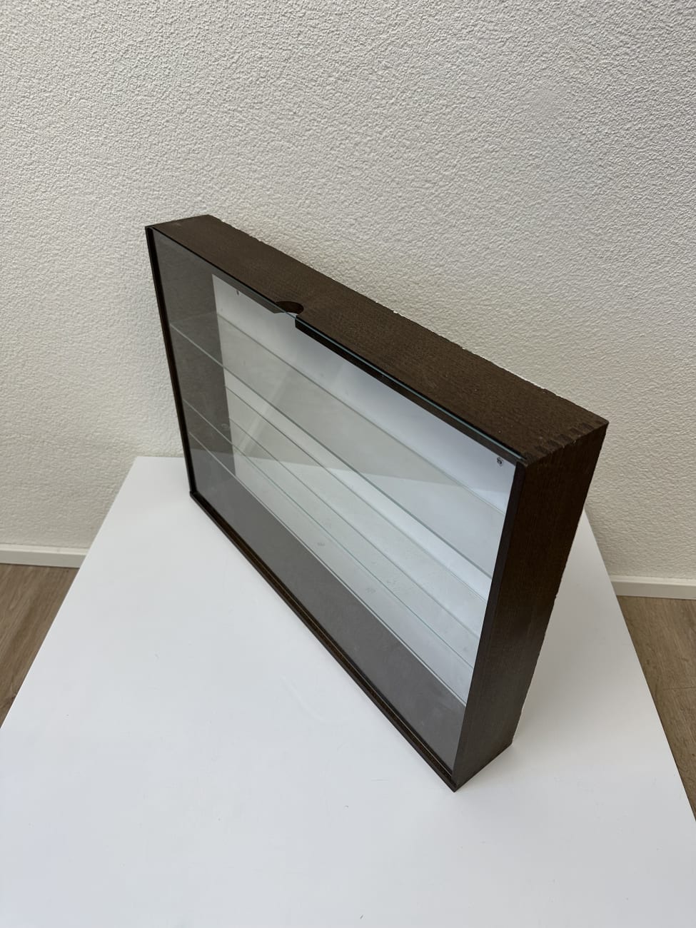 Sammlervitrine aus Holz mit Glasschiebetüren – Bild 4