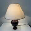 Vintage Tischlampe mit bauchigem roten Sockel und Stoffschirm