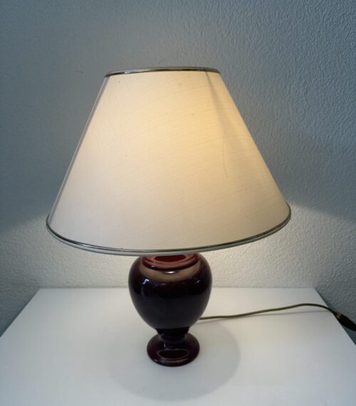 Vintage Tischlampe mit bauchigem roten Sockel und Stoffschirm
