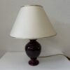 Vintage Tischlampe mit bauchigem roten Sockel und Stoffschirm