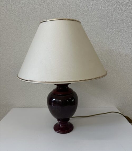 Vintage Tischlampe mit bauchigem roten Sockel und Stoffschirm