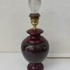 Vintage Tischlampe mit bauchigem roten Sockel und Stoffschirm