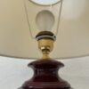 Vintage Tischlampe mit bauchigem roten Sockel und Stoffschirm