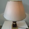 Vintage Tischlampe mit dunkelrotem Fuss und beigem Schirm