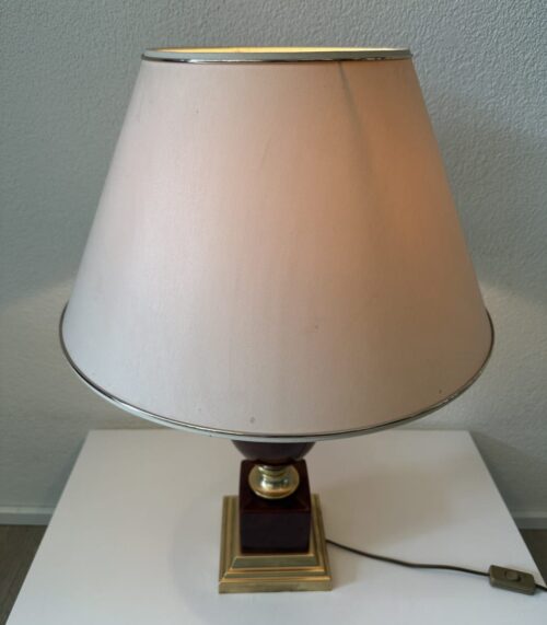 Vintage Tischlampe mit dunkelrotem Fuss und beigem Schirm