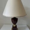 Vintage Tischlampe mit dunkelrotem Fuss und beigem Schirm