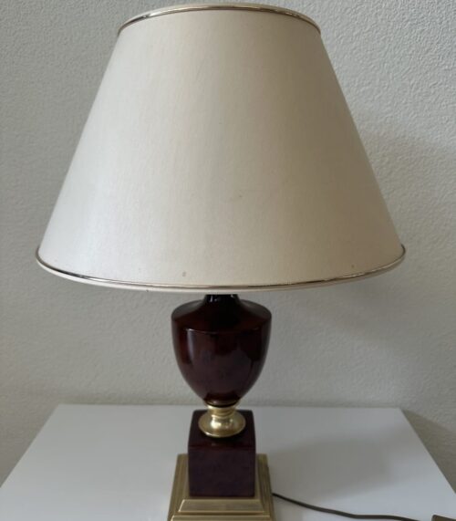Vintage Tischlampe mit dunkelrotem Fuss und beigem Schirm