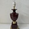 Vintage Tischlampe mit dunkelrotem Fuss und beigem Schirm