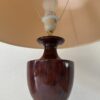 Vintage Tischlampe mit dunkelrotem Fuss und beigem Schirm
