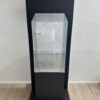 Moderne Säulen-Vitrine auf Rollen mit Schloss aus Acrylglas