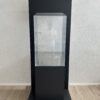 Moderne Säulen-Vitrine auf Rollen mit Schloss aus Acrylglas