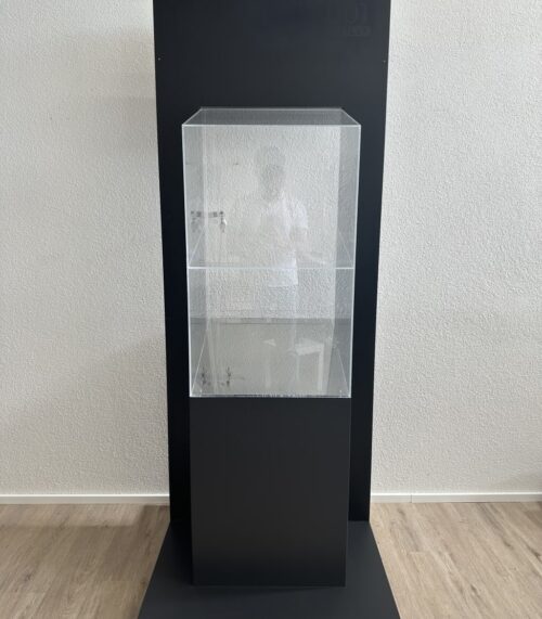 Moderne Säulen-Vitrine auf Rollen mit Schloss aus Acrylglas