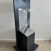 Moderne Säulen-Vitrine auf Rollen mit Schloss aus Acrylglas