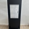 Moderne Säulen-Vitrine auf Rollen mit Schloss aus Acrylglas