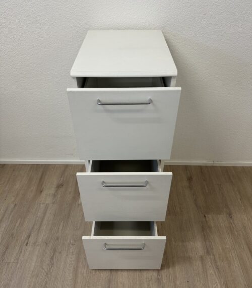 Weisser Aktenschrank mit 3 Schubladen kompakt