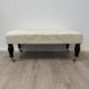 Vintage Hocker mit hellem Stoffbezug und Rollen