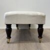 Vintage Hocker mit hellem Stoffbezug und Rollen