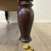 Vintage Hocker mit hellem Stoffbezug und Rollen