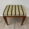 Vintage Polsterhocker mit grün geblümtem Stoffbezug