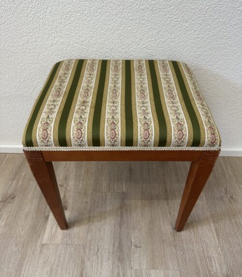 Vintage Polsterhocker mit grün geblümtem Stoffbezug