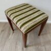 Vintage Polsterhocker mit grün geblümtem Stoffbezug