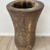 Holzvase mit bauchiger Form und dunkler Maserung