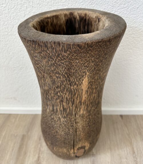 Holzvase mit bauchiger Form und dunkler Maserung
