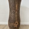 Holzvase mit bauchiger Form und dunkler Maserung
