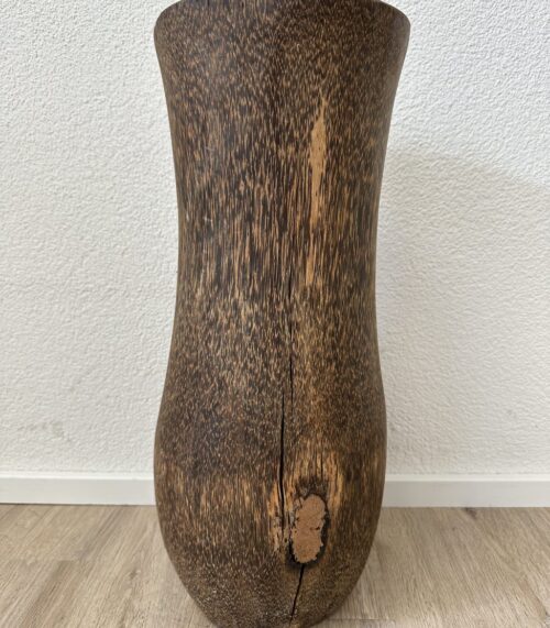 Holzvase mit bauchiger Form und dunkler Maserung