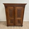 Vintage Kleiderschrank mit geschnitzten Türen aus Holz