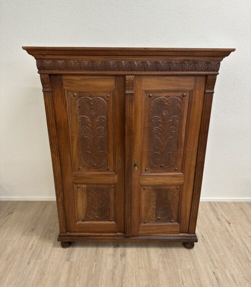Vintage Kleiderschrank mit geschnitzten Türen aus Holz