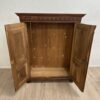 Vintage Kleiderschrank mit geschnitzten Türen aus Holz
