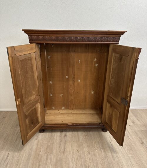 Vintage Kleiderschrank mit geschnitzten Türen aus Holz