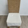 Essstuhl mit geflochtener Rückenlehne und hellem Polster
