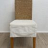 Essstuhl mit geflochtener Rückenlehne und hellem Polster