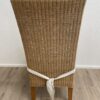 Essstuhl mit geflochtener Rückenlehne und hellem Polster