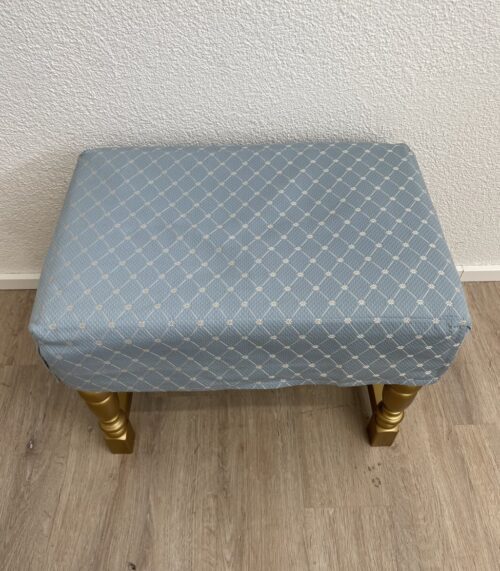 Polsterhocker blau mit Muster und goldfarbenen Beinen