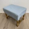Polsterhocker blau mit Muster und goldfarbenen Beinen