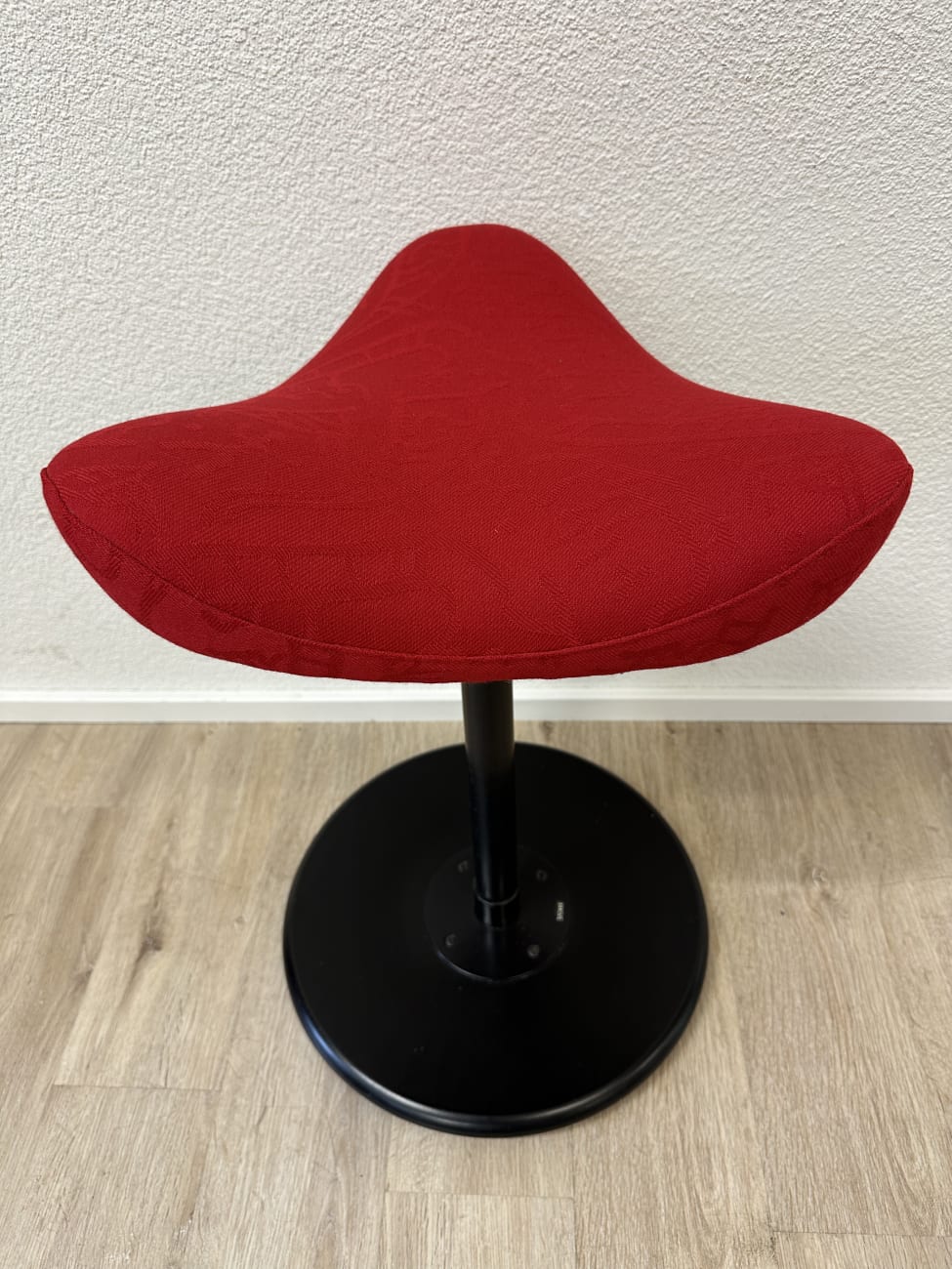 Vintage Stokke Drehhocker mit rotem ergonomischem Sitz