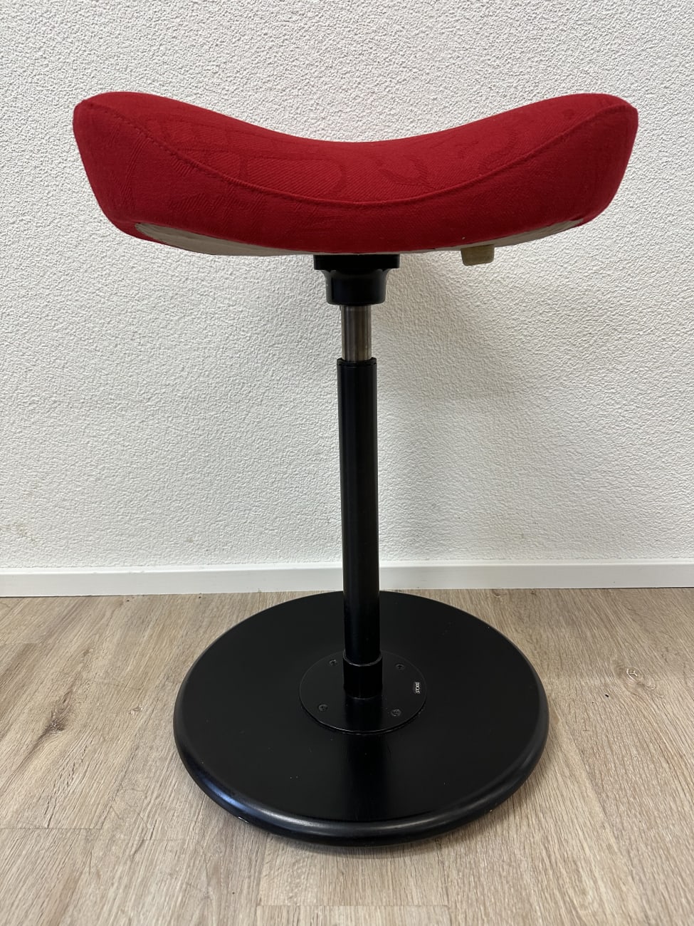 Vintage Stokke Drehhocker mit rotem ergonomischem Sitz