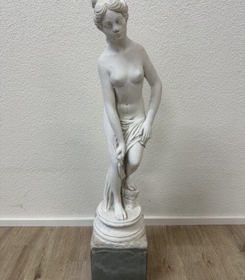 Vintage Frauenfigur Skulptur in Weiss auf Sockel