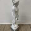 Vintage Frauenfigur Skulptur in Weiss auf Sockel