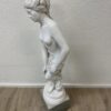 Vintage Frauenfigur Skulptur in Weiss auf Sockel