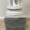 Vintage Frauenfigur Skulptur in Weiss auf Sockel